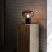 New Works Stolní lampa Karl-Johan, Smoked Oak / White Opal - DESIGNSPOT