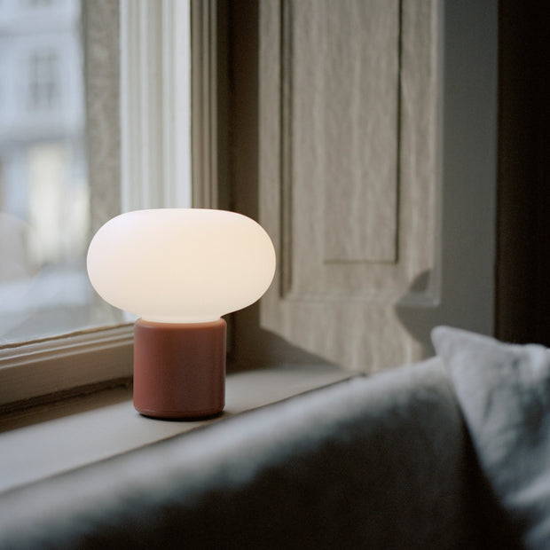 New Works Přenosná lampa Karl-Johan, Earth Red - DESIGNSPOT