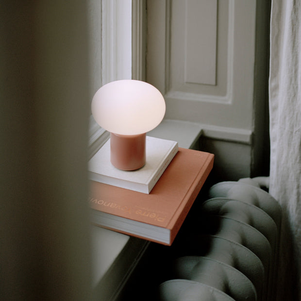 New Works Přenosná lampa Karl-Johan, Earth Red - DESIGNSPOT