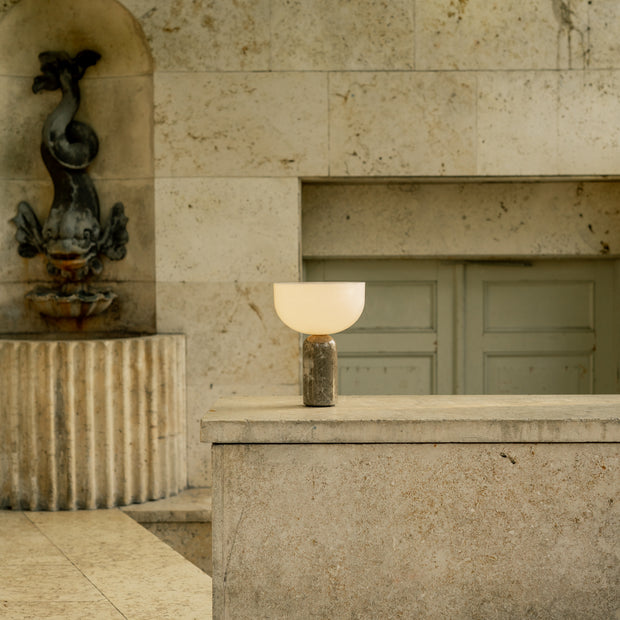 New Works Přenosná lampa Kizu, White Marble - DESIGNSPOT