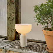 New Works Přenosná lampa Kizu, Black Marble - DESIGNSPOT