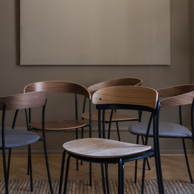 New Works Jídelní židle Missing, Walnut / Black - DESIGNSPOT