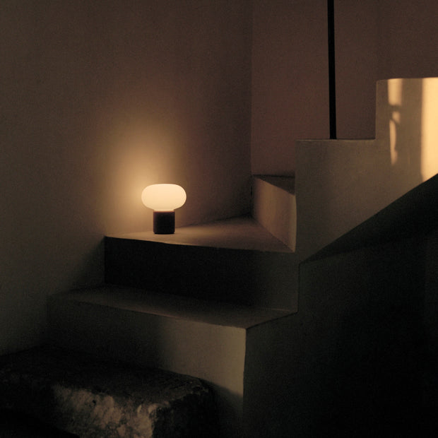 New Works Přenosná lampa Karl-Johan, Earth Red - DESIGNSPOT