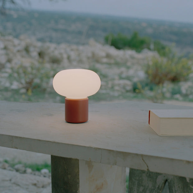 New Works Přenosná lampa Karl-Johan, Earth Red - DESIGNSPOT
