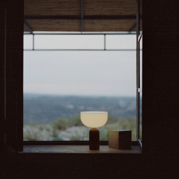 New Works Přenosná lampa Kizu, White Marble - DESIGNSPOT