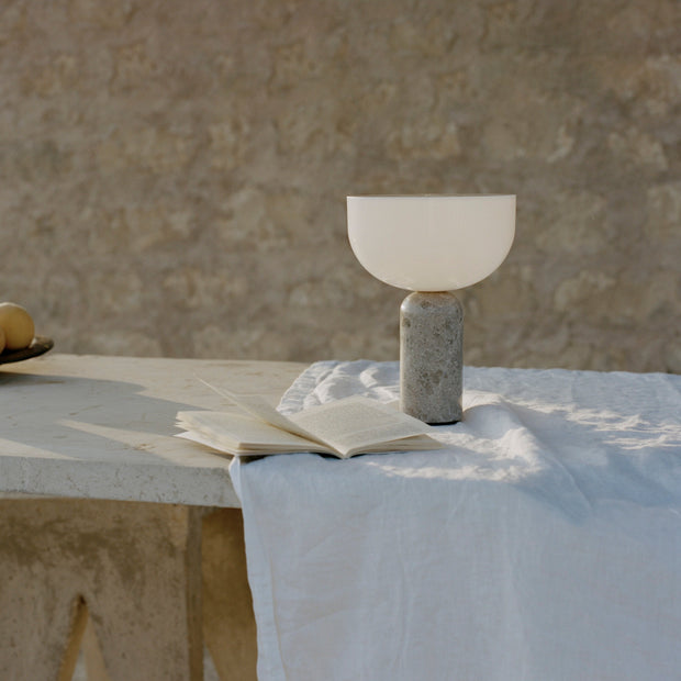 New Works Přenosná lampa Kizu, White Marble - DESIGNSPOT