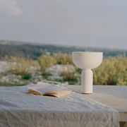 New Works Přenosná lampa Kizu, White Marble - DESIGNSPOT