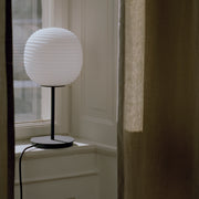 New Works Stolní lampa Lantern, Small, Black / White Opal - DESIGNSPOT