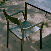 New Works Jídelní židle s područkami May, Light Grey - DESIGNSPOT