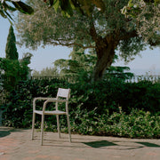 New Works Jídelní židle s područkami May, Light Grey - DESIGNSPOT