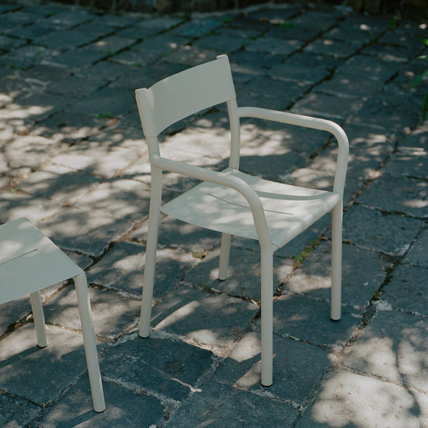 New Works Jídelní židle s područkami May, Light Grey - DESIGNSPOT