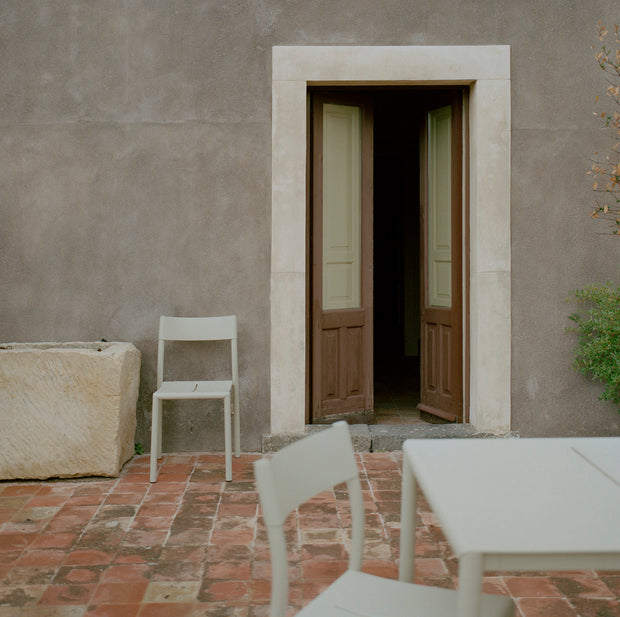 New Works Jídelní židle May, Light Grey - DESIGNSPOT