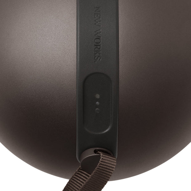 New Works Přenosná lampa Sphere Adventure, Dark Bronze - DESIGNSPOT