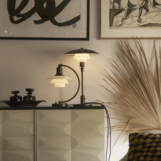 Louis Poulsen Stolní lampa PH 2/2 Luna, Aged Brass / Opal - DESIGNSPOT
