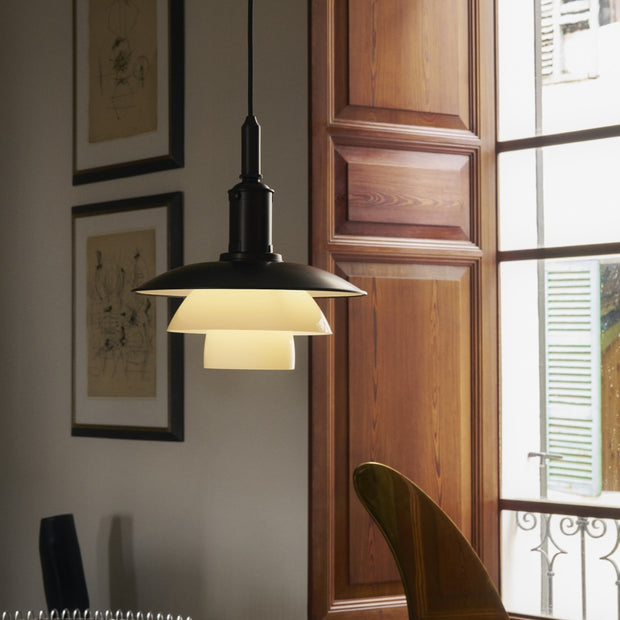 Louis Poulsen Závěsné svítidlo PH 3/3, Aged Brass / Opal - DESIGNSPOT