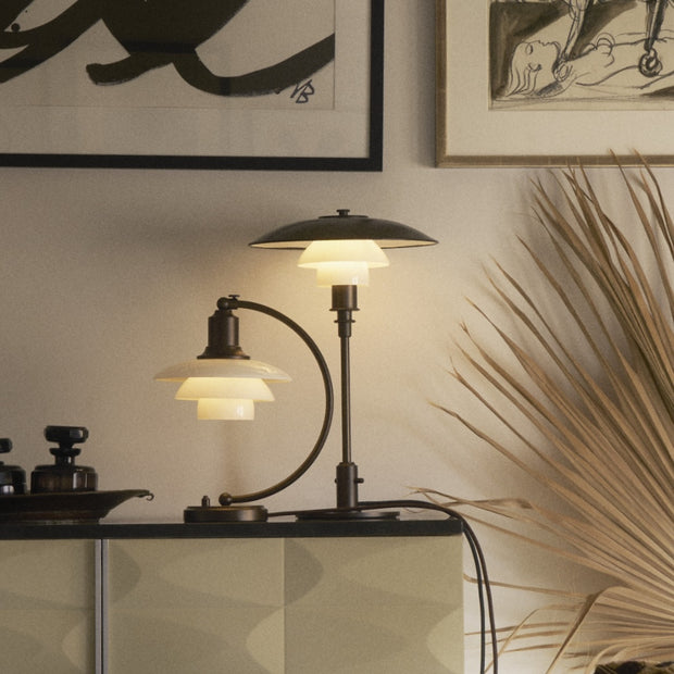 Louis Poulsen Stolní lampa PH 2/2 Luna, Aged Brass / Opal - DESIGNSPOT