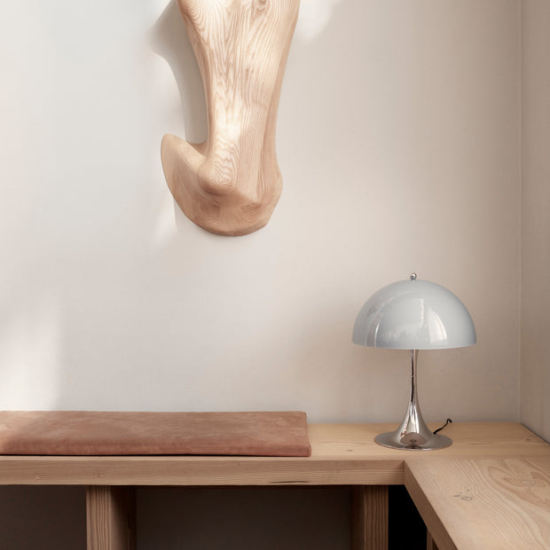 Louis Poulsen Stolní lampa Panthella 320, Grey opal acryl - DESIGNSPOT