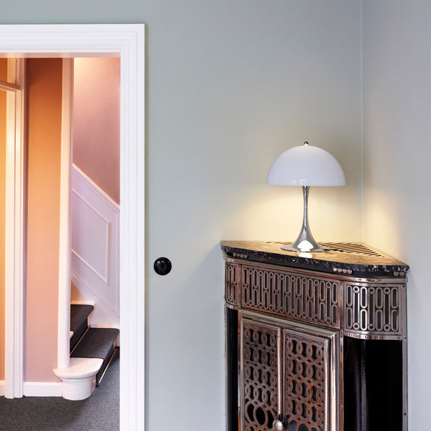 Louis Poulsen Stolní lampa Panthella 320, Grey opal acryl - DESIGNSPOT