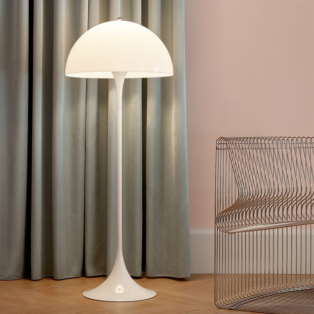 Louis Poulsen Stojací lampa Panthella, White opal acryl - DESIGNSPOT