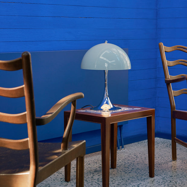 Louis Poulsen Stolní lampa Panthella 250, Pale blue opal acryl - DESIGNSPOT