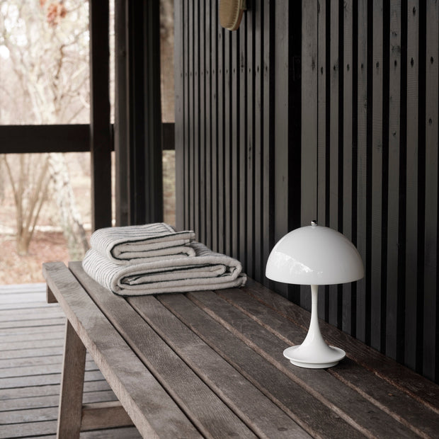 Louis Poulsen Přenosná lampa Panthella 160, Opal white - DESIGNSPOT