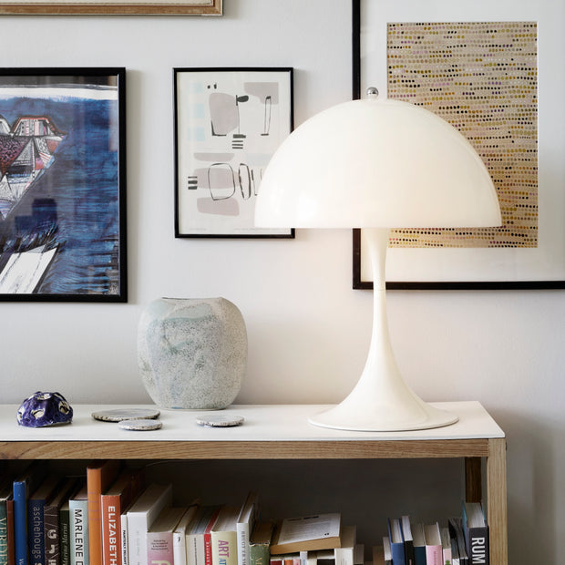 Louis Poulsen Stolní lampa Panthella 400, White opal acryl - DESIGNSPOT