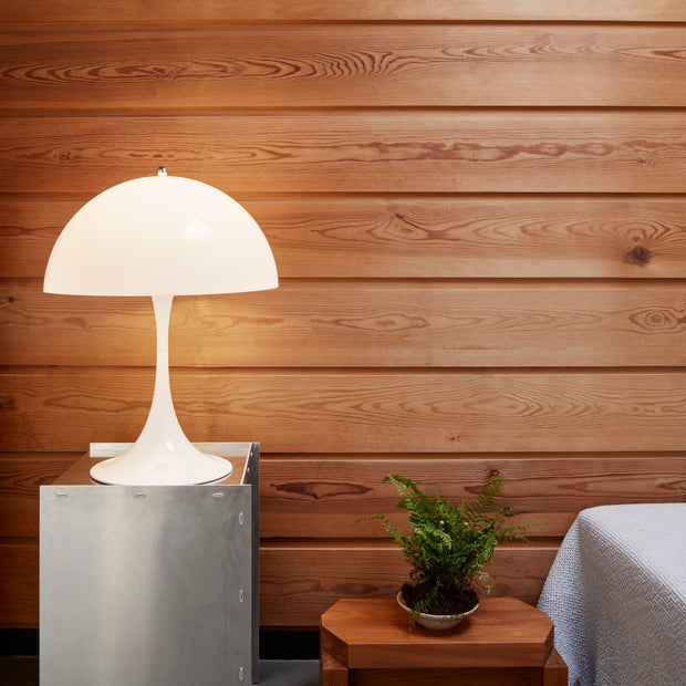 Louis Poulsen Stolní lampa Panthella 400, White opal acryl - DESIGNSPOT