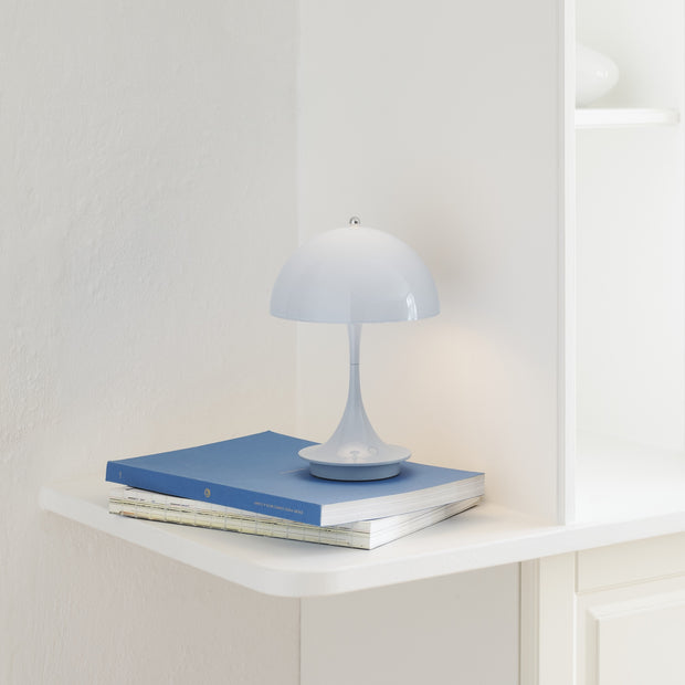 Louis Poulsen Přenosná lampa Panthella 160, Opal pale blue - DESIGNSPOT