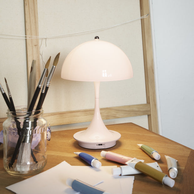 Louis Poulsen Přenosná lampa Panthella 160, Opal pale rose - DESIGNSPOT