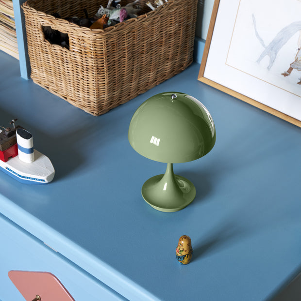 Louis Poulsen Přenosná lampa Panthella 160, Opaque moss green - DESIGNSPOT