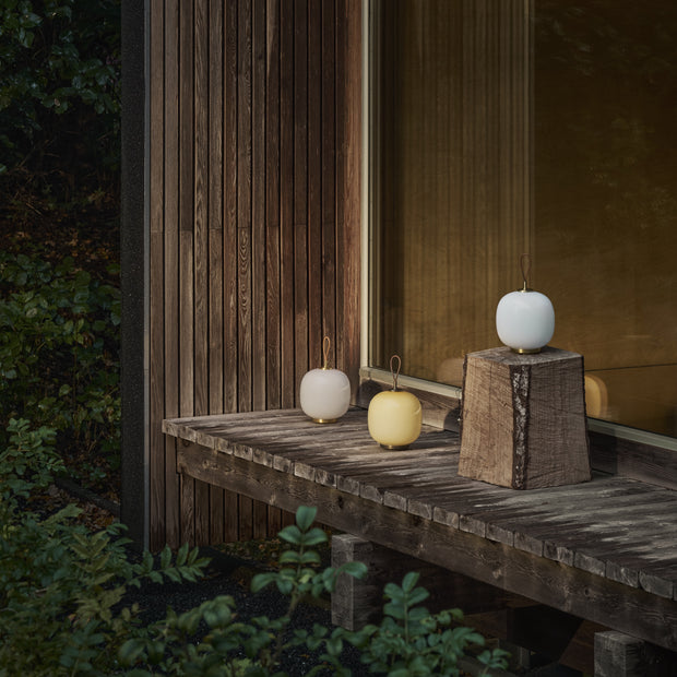 Louis Poulsen Přenosná lampa VL 45 Radiohus, Brass / Pale Yellow - DESIGNSPOT