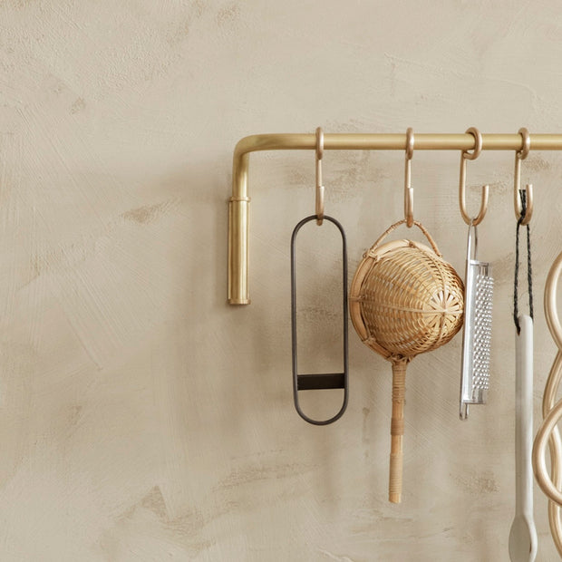 ferm LIVING Otvírák na láhve Fein, Brass - DESIGNSPOT