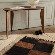 ferm LIVING Koberec Mara, Black/Chocolate - DESIGNSPOT