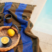 ferm LIVING Osuška Alee Bath Towel, Olive / Bright Blue - DESIGNSPOT