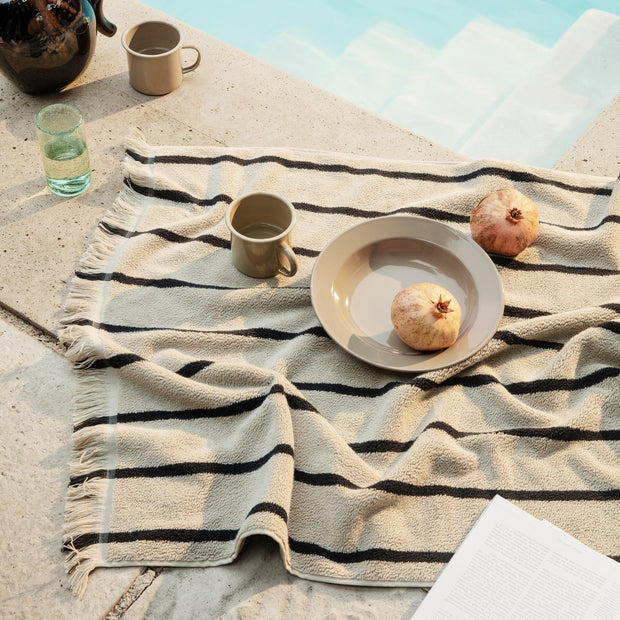 ferm LIVING Osuška Alee Bath Towel, Sand / Black - DESIGNSPOT