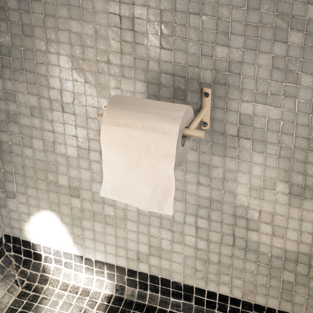 ferm LIVING Nástěnný držák na toaletní papír Dora, Cashmere - DESIGNSPOT