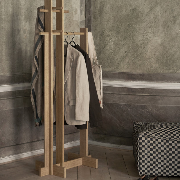 ferm LIVING Stojací věšák Bridge Rack, Oiled Oak - DESIGNSPOT