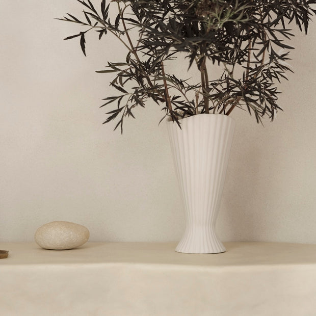 ferm LIVING Váza Fountain Small, Off-white - DESIGNSPOT