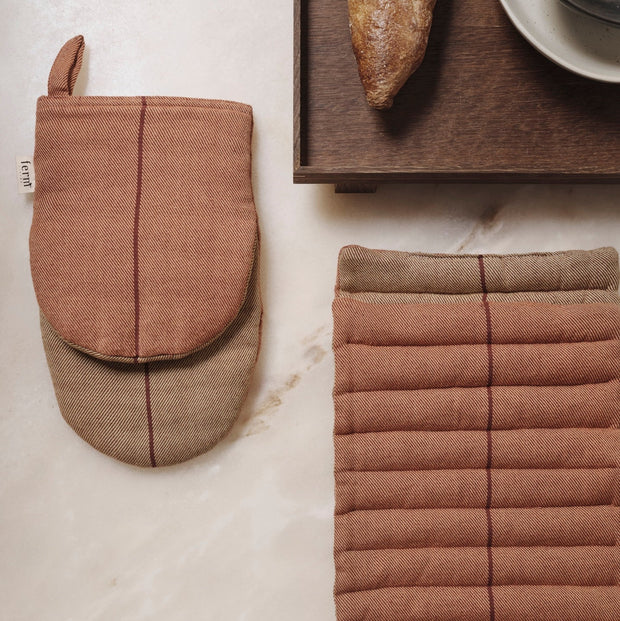 Ferm Living Kuchyňská chňapka Ito, Seaweed - DESIGNSPOT