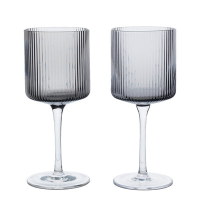 Ferm Living Skleničky na bílé víno Ripple, Smoked Grey, sada 2 kusů - DESIGNSPOT