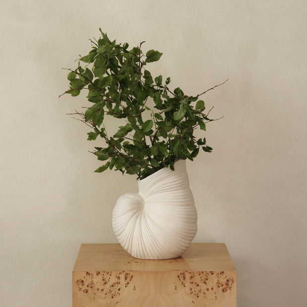 ferm LIVING Váza Shell Vase, Off-white - DESIGNSPOT