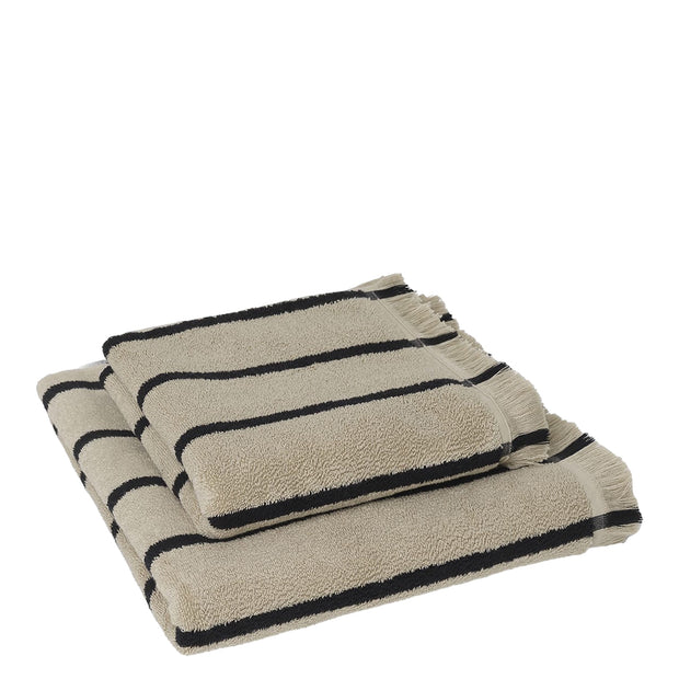 ferm LIVING Osuška Alee Bath Towel, Sand / Black - DESIGNSPOT