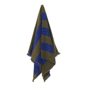 ferm LIVING Osuška Alee Bath Towel, Olive / Bright Blue - DESIGNSPOT