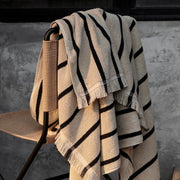 ferm LIVING Osuška Alee Bath Towel, Sand / Black - DESIGNSPOT
