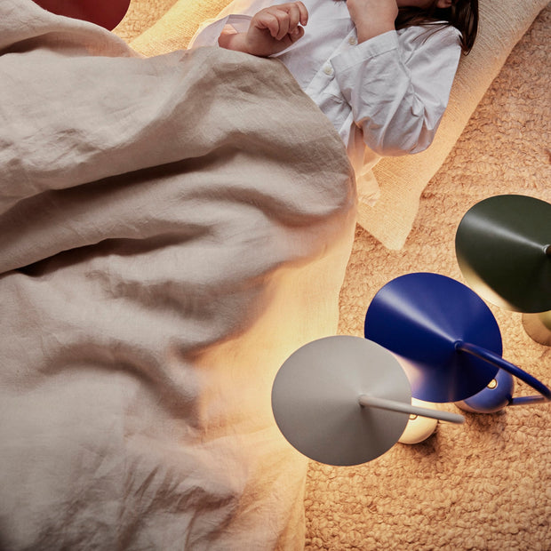 Ferm Living Přenosná lampa Arum, Dark Chocolate - DESIGNSPOT