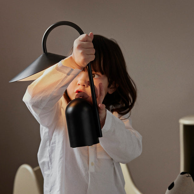 Ferm Living Přenosná lampa Arum, Dark Chocolate - DESIGNSPOT