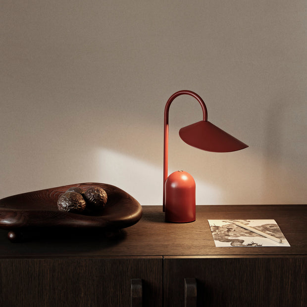 ferm LIVING Přenosná lampa Arum, Oxide Red - DESIGNSPOT