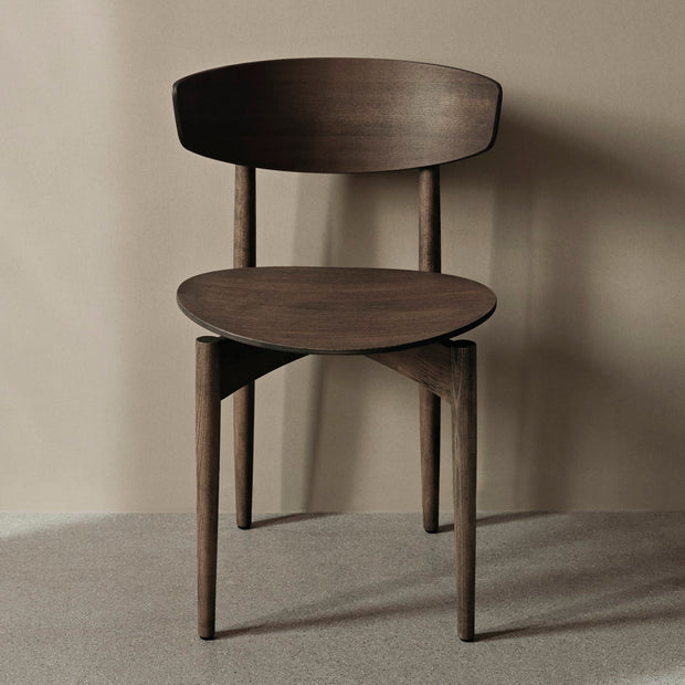 ferm LIVING Jídelní židle Herman Wood, Dark Beech - DESIGNSPOT