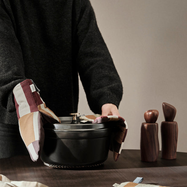 Ferm Living Mlýnek na sůl a pepř Cairn, Dark Brown - DESIGNSPOT