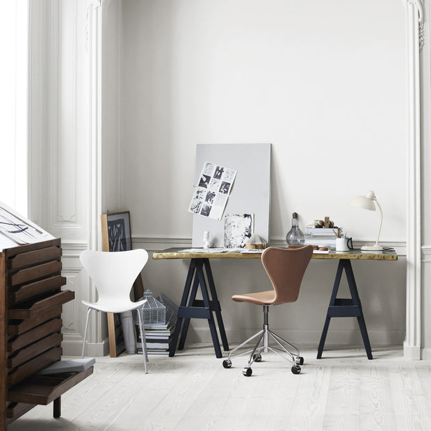 Fritz Hansen Stolní lampa Kaiser Idell, White - DESIGNSPOT